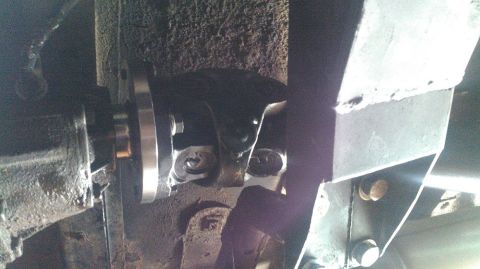 1978 Ford Bronco - Drive shaft flange connection detail.