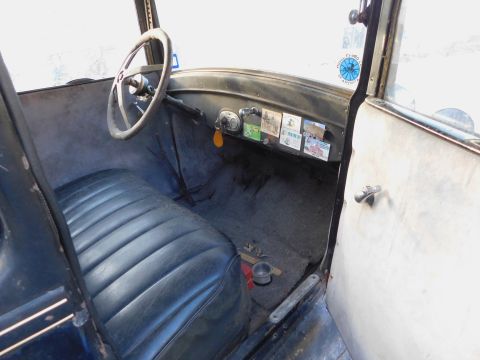 1909 Ford Model T - The interior of a vintage car, likely from the late 1920s, shows its dashboard and seating.