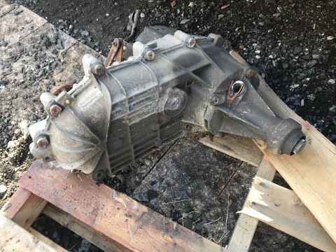 1992 Ford Bronco - A dirty transfer case sits on wooden pallets, with a "Supermotors.net" watermark visible.