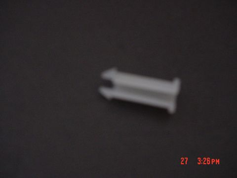 1987 Ford Bronco - Close-up of a white plastic clip with Supermotors.net logo in the corner.