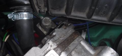 1992 Ford Bronco - Close-up view of how much (or little) clearance there is between the MAF intake tube and the York's suction port.
