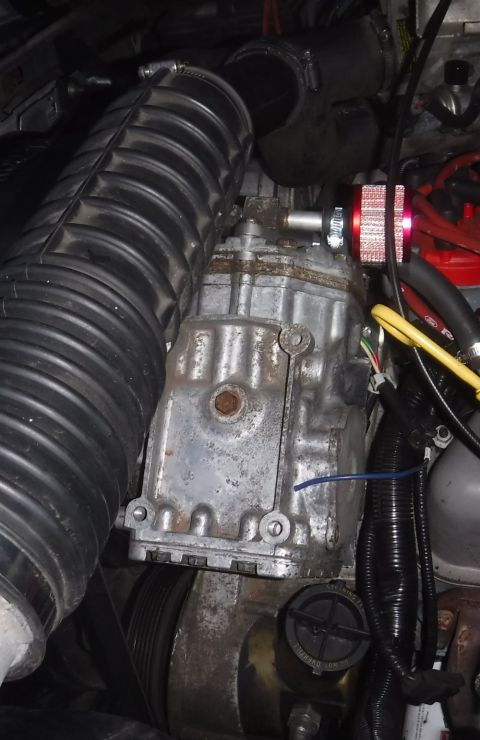 1992 Ford Bronco - PS reservoir clearance, just enough room to remove the cap.