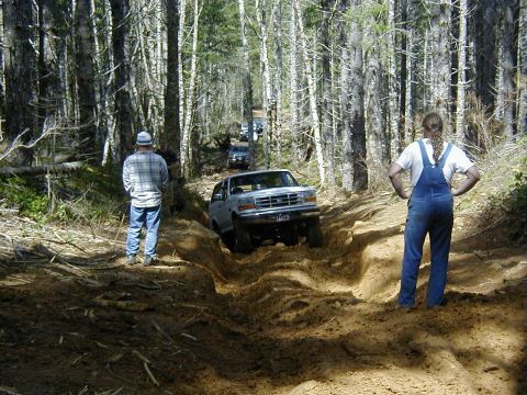 1996 Ford Bronco - Going up Firebreak 5 with open diffs. (4/20/2002)