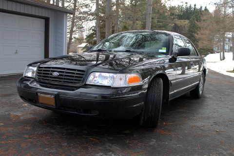 2005 Ford Crown Victoria - 3/4 view #3
