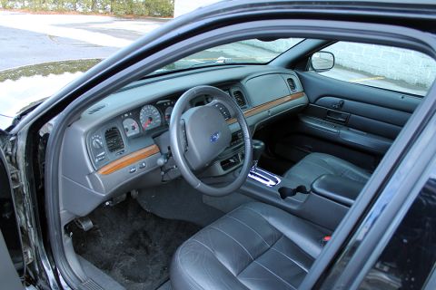 2005 Ford Crown Victoria photo