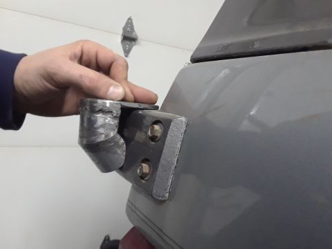 1985 Ford Bronco - A close-up shows a hand manipulating a metal bracket, with a Supermotors.net watermark visible.