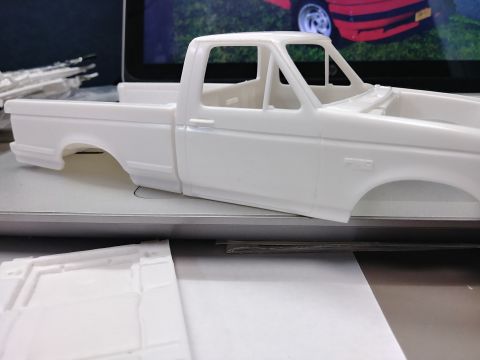1995 Ford Bronco - XLT trim removed from this side of the cab and front fender. The front wheel arch trim has also been removed.