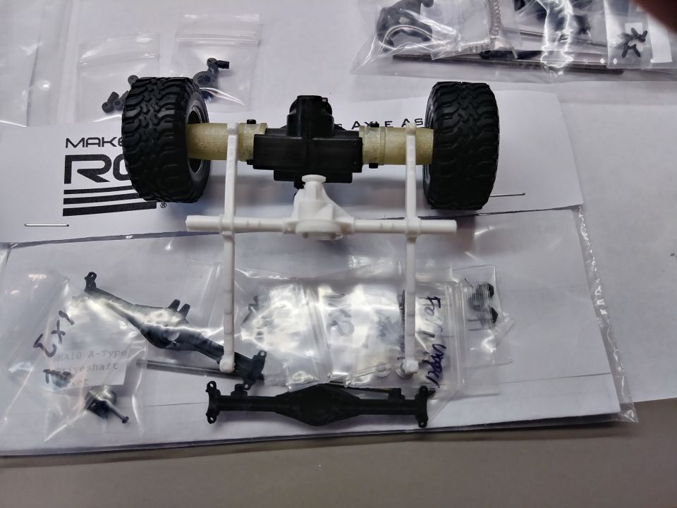 Comparison of the "1/24 scale" big axle, the model kit axle, and the new axle.