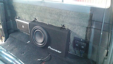 1991 Ford F-150 - A Pioneer subwoofer and amplifier are installed in the rear of a vehicle.