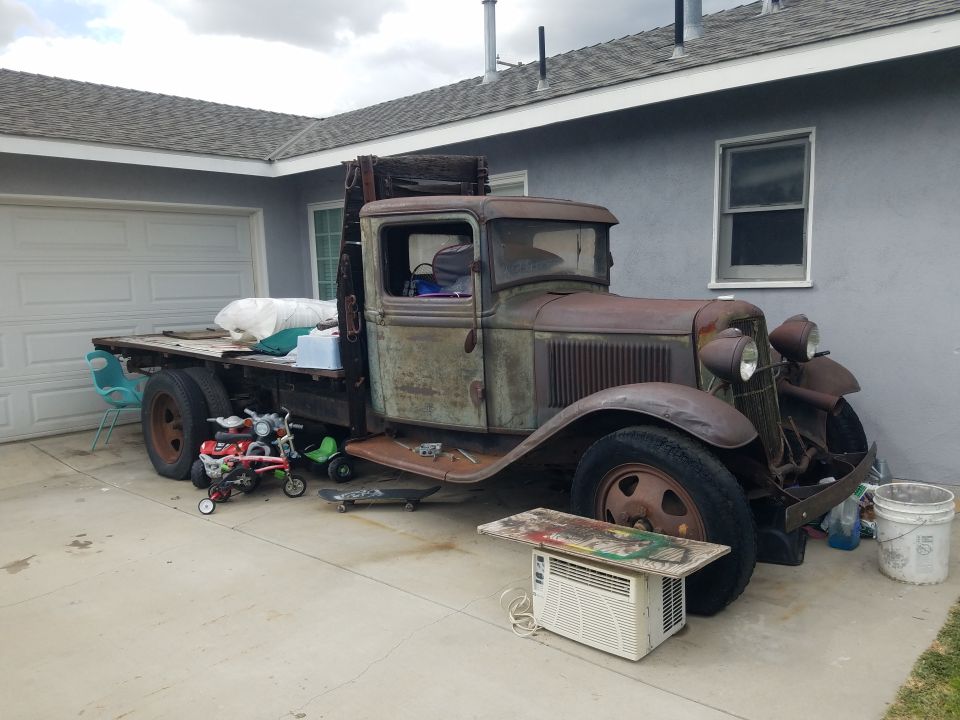 1933 Ford Model BB flatbed truck, rusty, 3q-front view