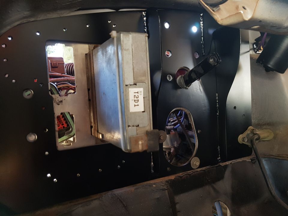 Engine control unit with label T2D1 mounted on black panel