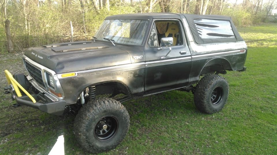 1978 Ford Bronco, 3/4 front view, black with yellow bumper and lifted suspension