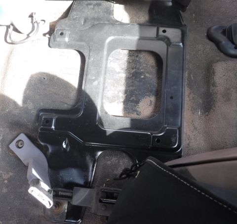 1992 Ford Bronco - F-series center jump seat bracket interferes with Bronco's floor-mounted seat belt receivers.