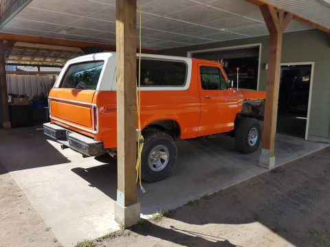 1978 Ford Bronco - This 1978 Ford Bronco is parked under a carport with its front end disassembled.