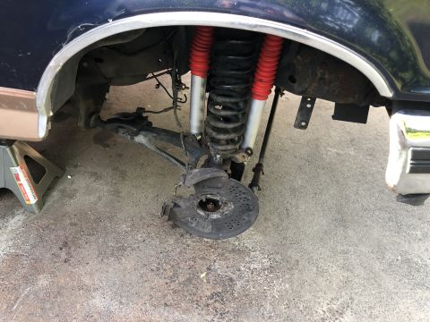 1995 Ford Bronco - Close-up of the front suspension system, red shock absorbers and coil springs, with a Supermotors.net watermark.