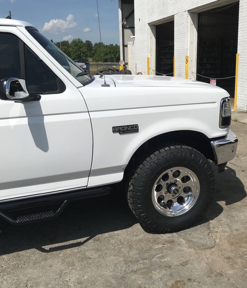 White 1995 Ford Bronco 3q-front view with 'BRONCO XL' badge visible