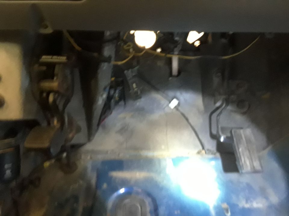 Blue vehicle interior floor with pedals and wiring visible. Supermotors.net logo in lower right