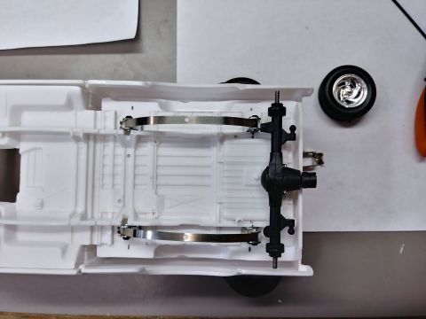 1995 Ford Bronco - Checking the width of the springs with the axle. The original idea was to use the axle's original coil spring mounts to mount the leaves to…