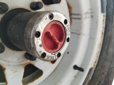 1974 Ford Bronco - The hub lock knobs are seized, and seem to have been so for quite some time.