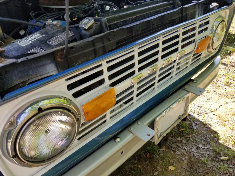 1978 Ford Bronco grille with amber turn signals and round headlights