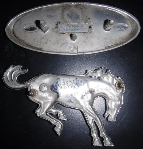 1992 Ford Bronco - Bronco II fender emblem vs '92-96 grille emblem. Locating tabs a bit off.