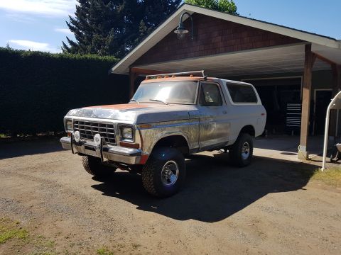 1978 Ford Bronco - This 1978 Ford Bronco features a weathered exterior with a roof rack and auxiliary lights on the front bumper.