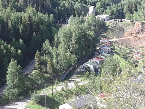 1999 Ford E250 - A view of a historic mountain town, likely a former mining settlement, with houses cascading down a slope.