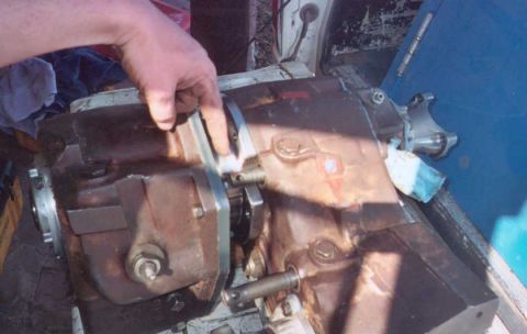1987 Ford Bronco - this is your bigest problem, the clearence in here is nada. this is the rear output shifter