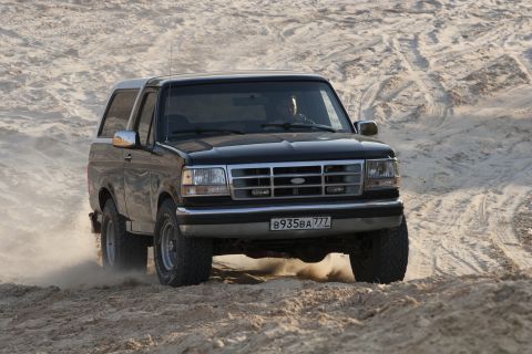 1993 Ford Bronco - 1993 Ford Bronco navigating sandy dunes.