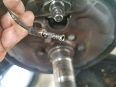 1974 Ford Bronco - All the flare nuts were stuck on the lines, so I worked them free, polished & greased the tubes so they'll seat properly without twisting t…