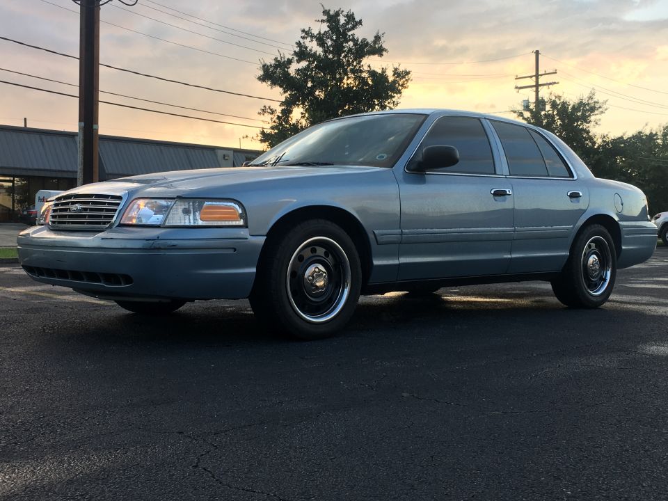 2006 Ford Crown Victoria sedan, driver's side, front quarter view, light blue