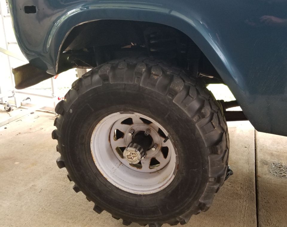 New [url=https://www.amazon.com/dp/B000CONUCE]lug nuts[/url] (& studs), and rebuilt 5-screw auto hub locks (tested working)