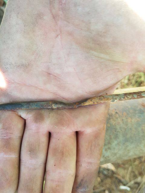 1978 Ford Bronco - A close-up shows a rusty metal rod held in a person's hand, with a Supermotors logo in the corner.