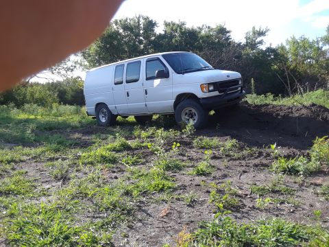 1999 Ford E250 - This white van appears to be from the early to mid-1990s, not a 1999 model.