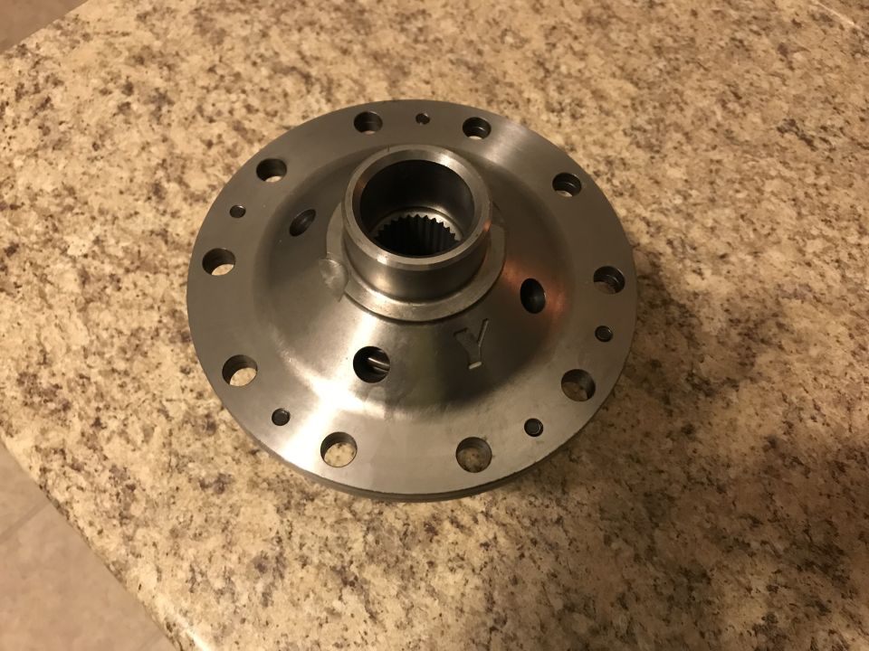 Differential carrier with a bolt pattern of 12 holes and a splined input shaft