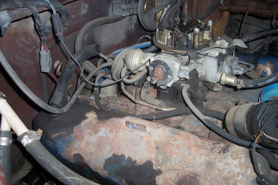 Engine bay carburetor and hoses