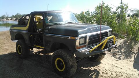 1978 Ford Bronco - This modified 1978 Ford Bronco is equipped for off-road adventures with its roll cage, racing seats, and tires.
