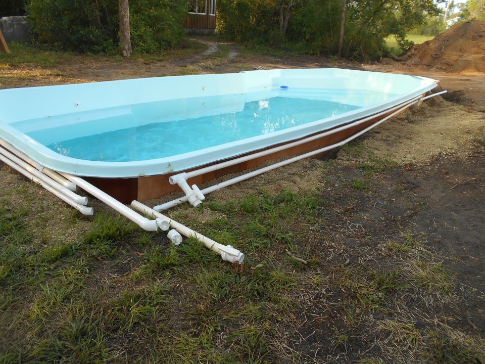 Above-ground swimming pool with plumbing pipes
