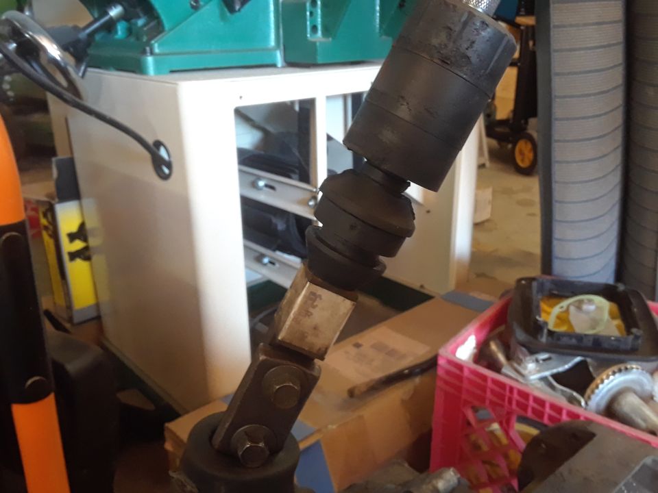 Steering column universal joint with rubber boot