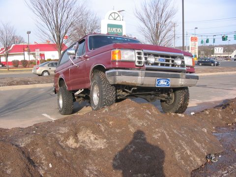 1989 Ford Bronco - hey is that a McD's in the background? I'm feelin hungry!
