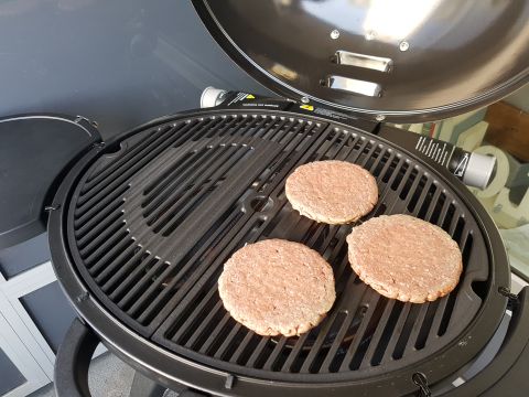 1978 Ford Bronco - Burgers are cooking on the grill, ready for a BBQ.