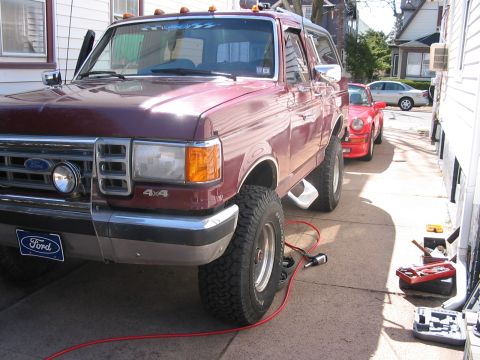 1989 Ford Bronco - putting on the new STEEL HORSE steps. to replace the busted Bully steps