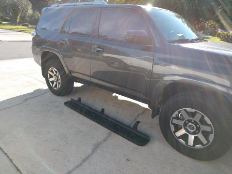 2018 Toyota 4Runner - The running boards have been detached from the vehicle and are lying on the concrete.