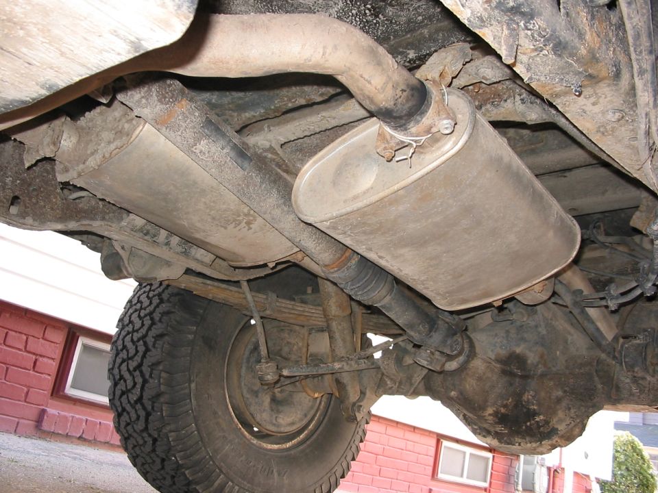 dual exhaust and flowmasters.... NICE!  hey, wait a sec' where are the catalytics?
tee hee.....