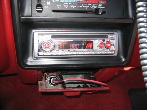 1989 Ford Bronco - In the summer I'll hard wire the CB, until then, gotta borrow the ciggie lighter - stereo looks nice, even the color matches. SWEET.
