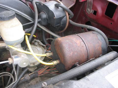 1989 Ford Bronco - 7lb air bottle for the air horns (with the yellow air lines going in and out)