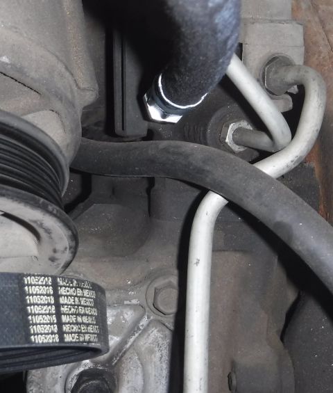 1992 Ford Bronco - 4-bolt steering box hose (high pressure supply side) discrepancy. 5/8" Russell 648030 (for Saginaw swap) held on the left, 5/16" Carquest 3…