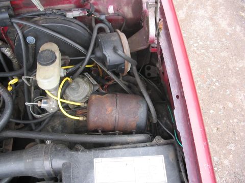 1989 Ford Bronco - you can just see the vacuum powered air pump just north of the air bottle
