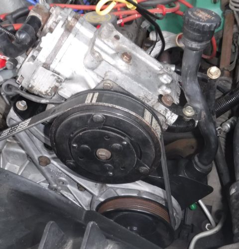 1992 Ford Bronco - Loads of clearance with the offset Saginaw reservoir.