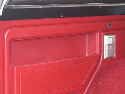 1989 Ford Bronco - nice claen rear compartment....hmmm sounds like a girl I know!